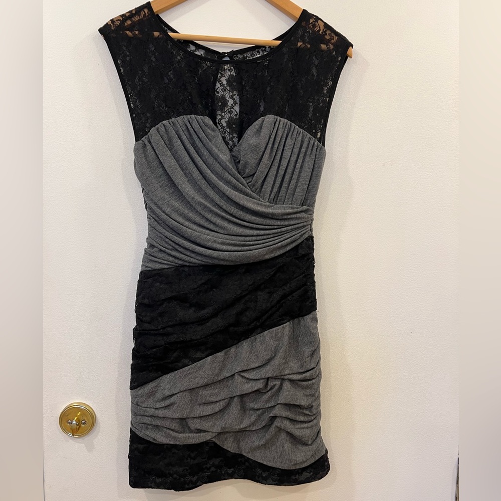 GUESS Los Angeles Bodycon Lace and Exposed Back-Zip dress (size 5 juniors)